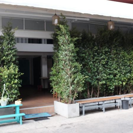 Ploy Hostel Bangkok Exteriör bild