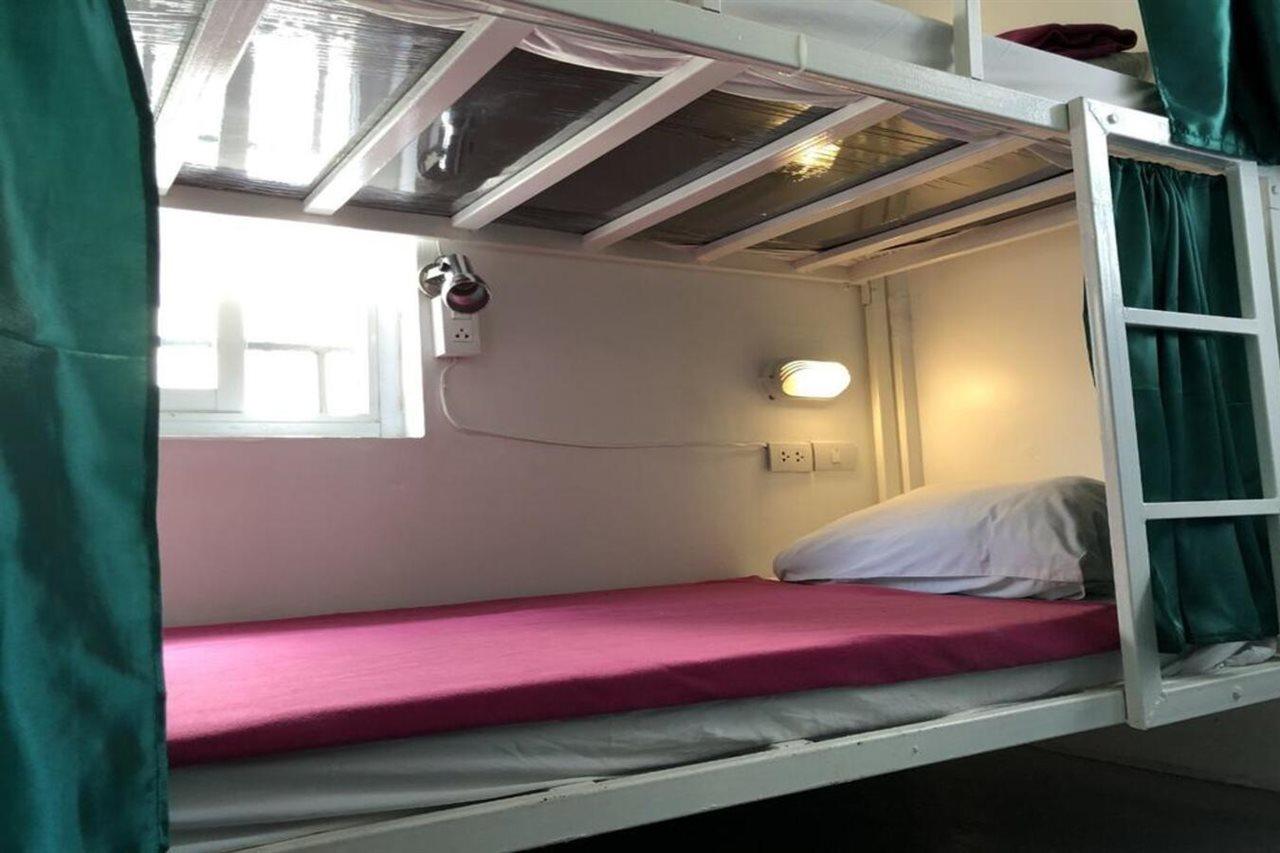 Ploy Hostel Bangkok Exteriör bild