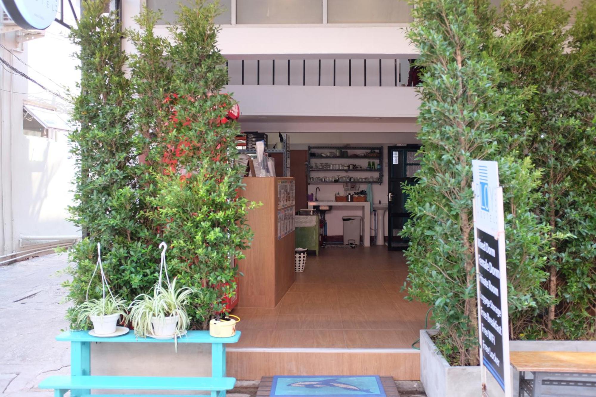 Ploy Hostel Bangkok Exteriör bild