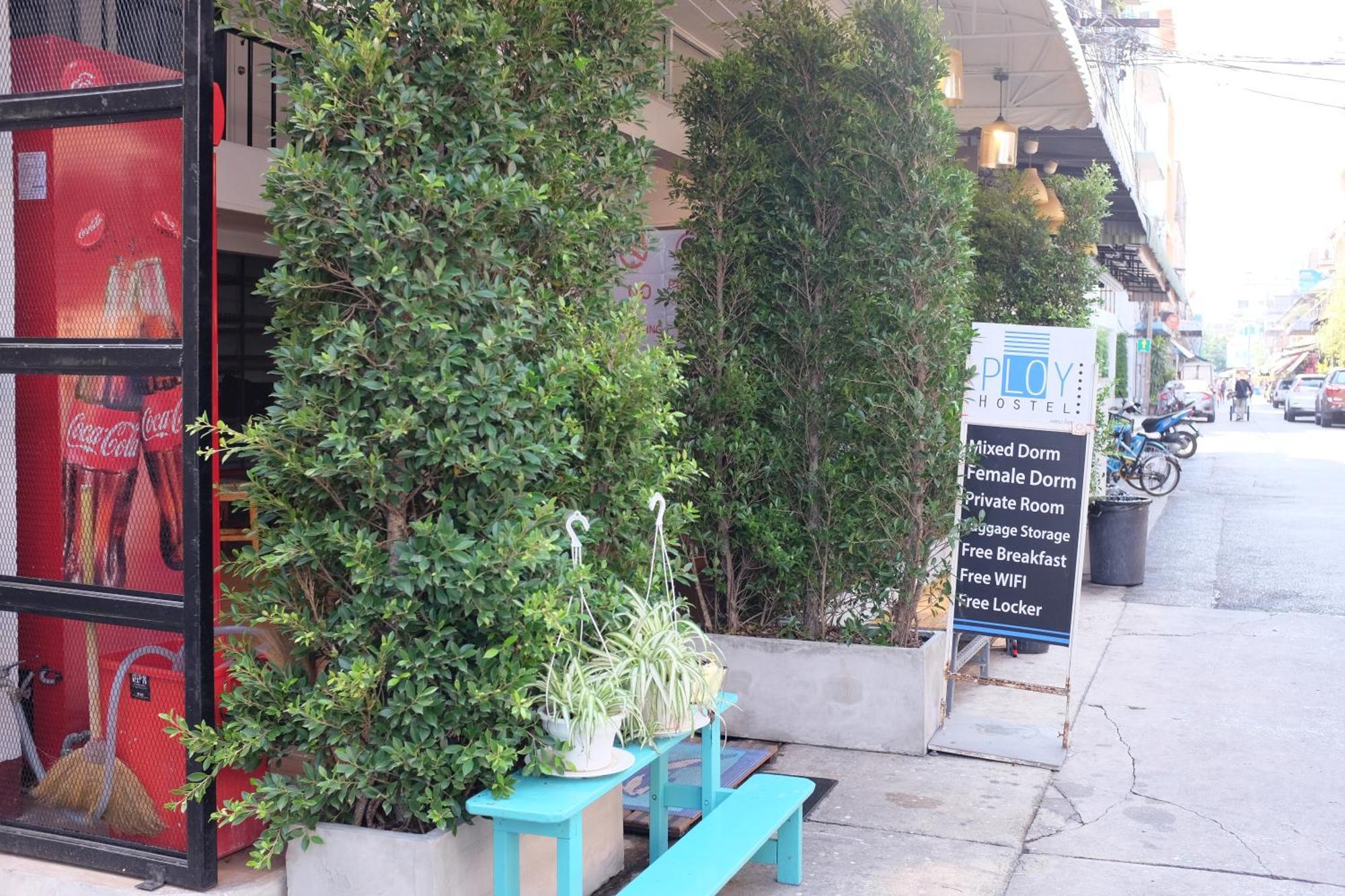 Ploy Hostel Bangkok Exteriör bild