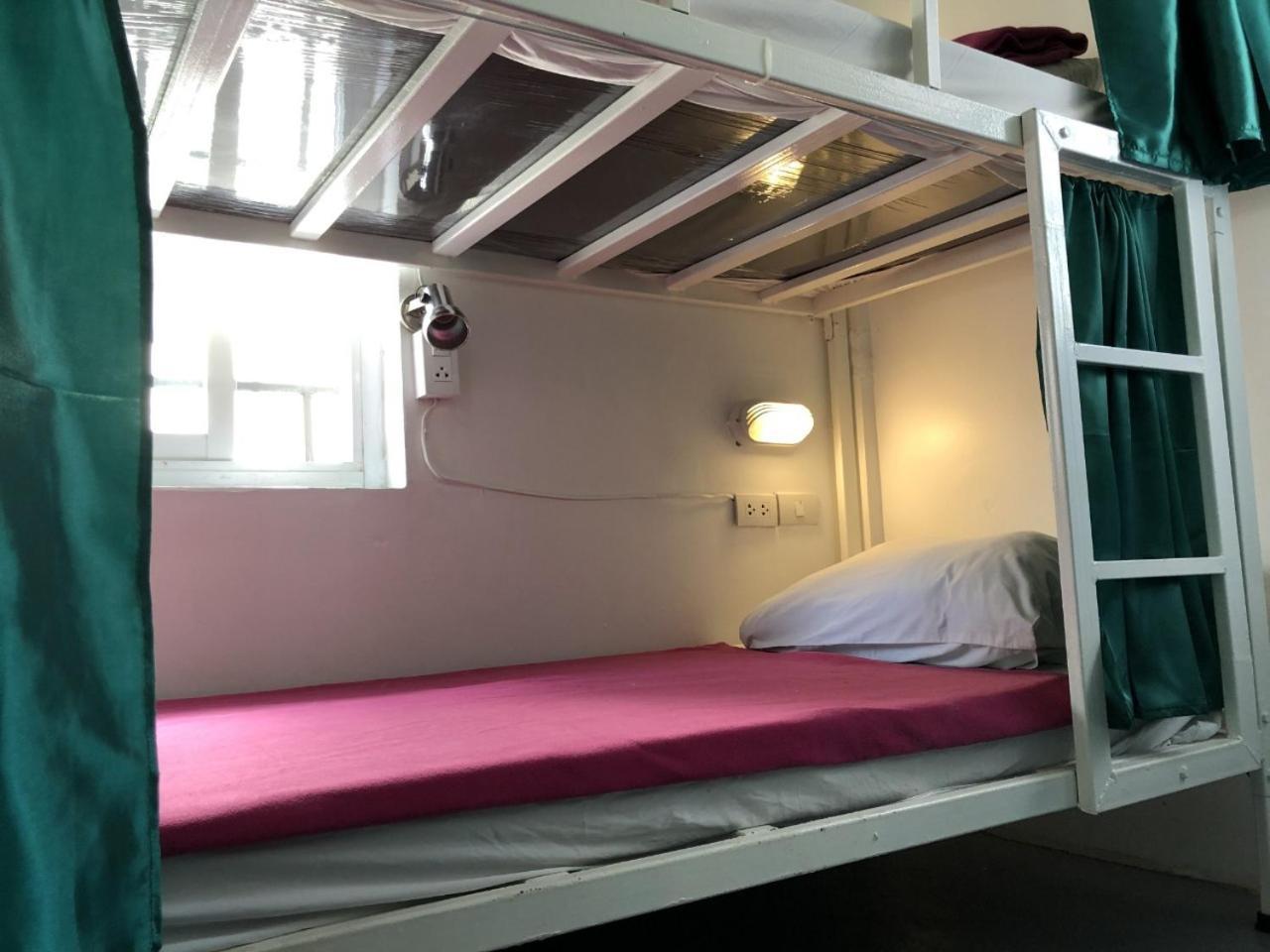 Ploy Hostel Bangkok Exteriör bild