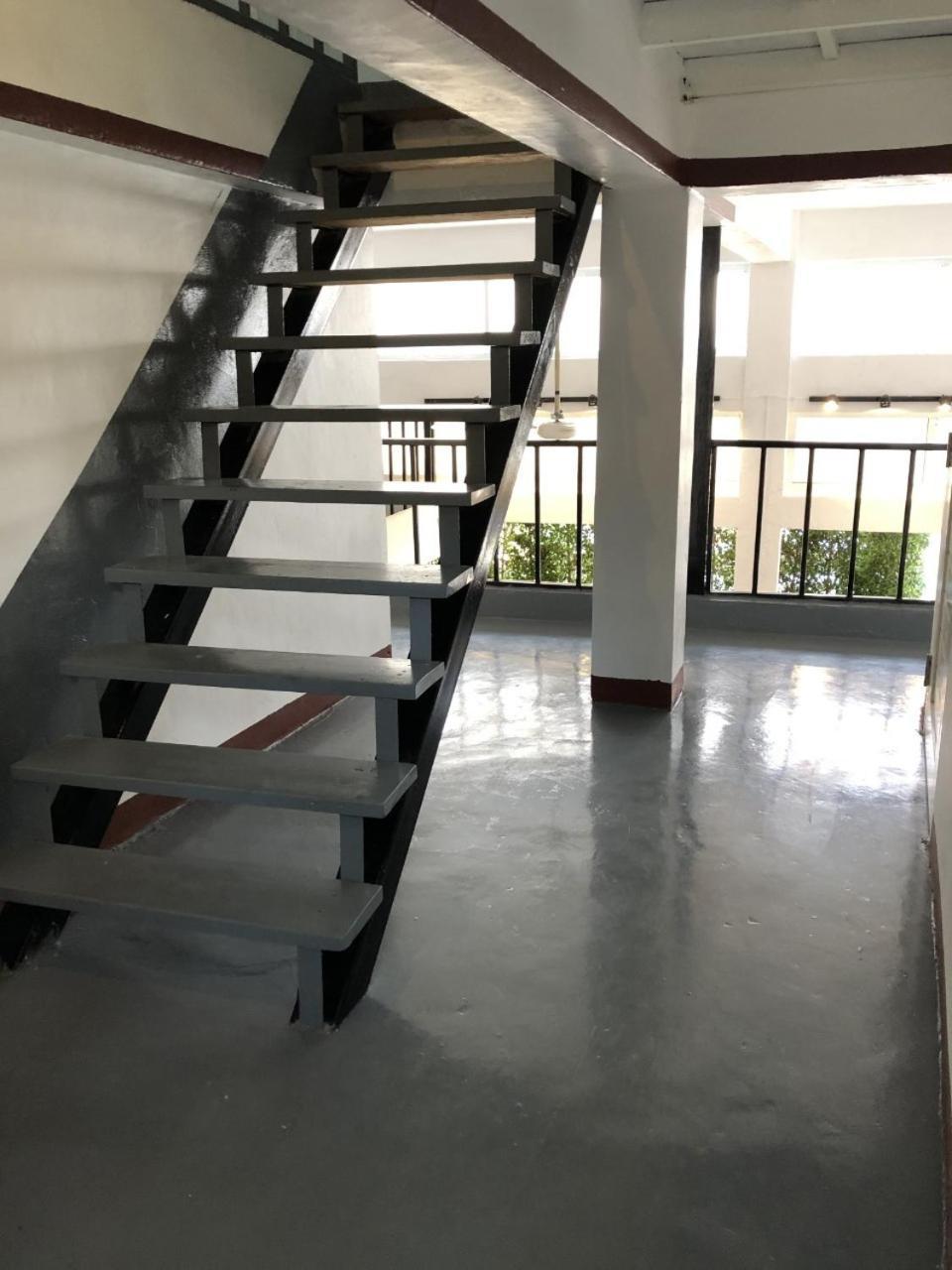 Ploy Hostel Bangkok Exteriör bild