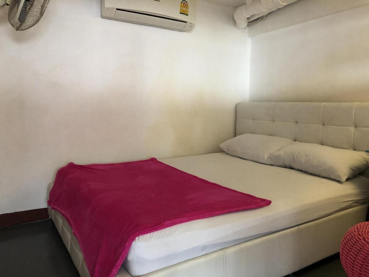 Ploy Hostel Bangkok Exteriör bild