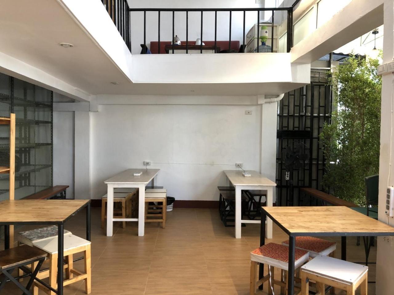 Ploy Hostel Bangkok Exteriör bild
