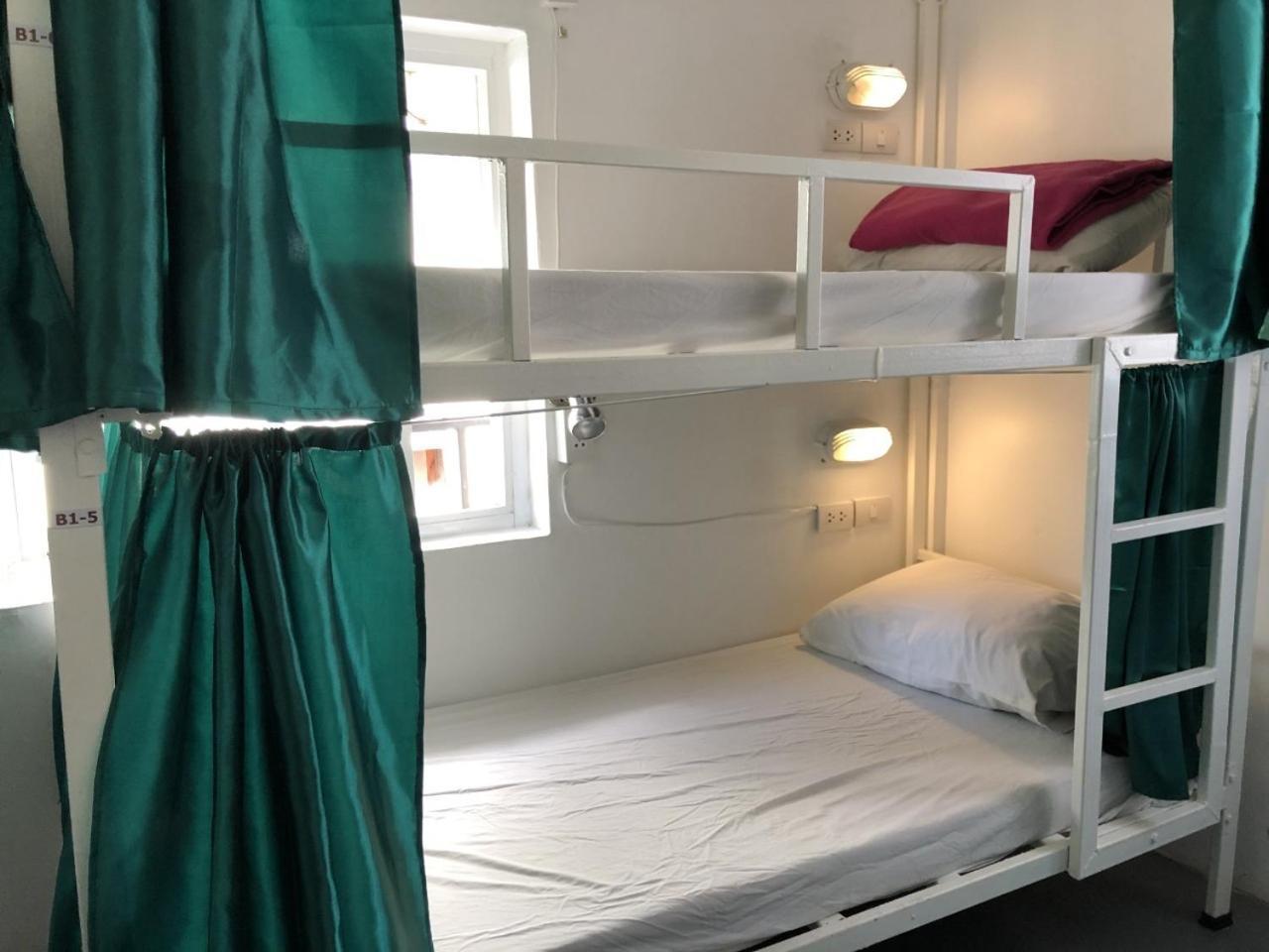 Ploy Hostel Bangkok Exteriör bild